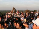 cambodia 319 * die Leute haben sich alle auf dem kleinen Berg-Tempel gedrngt um den Sonnenuntergang zu sehn * 2048 x 1536 * (600KB)